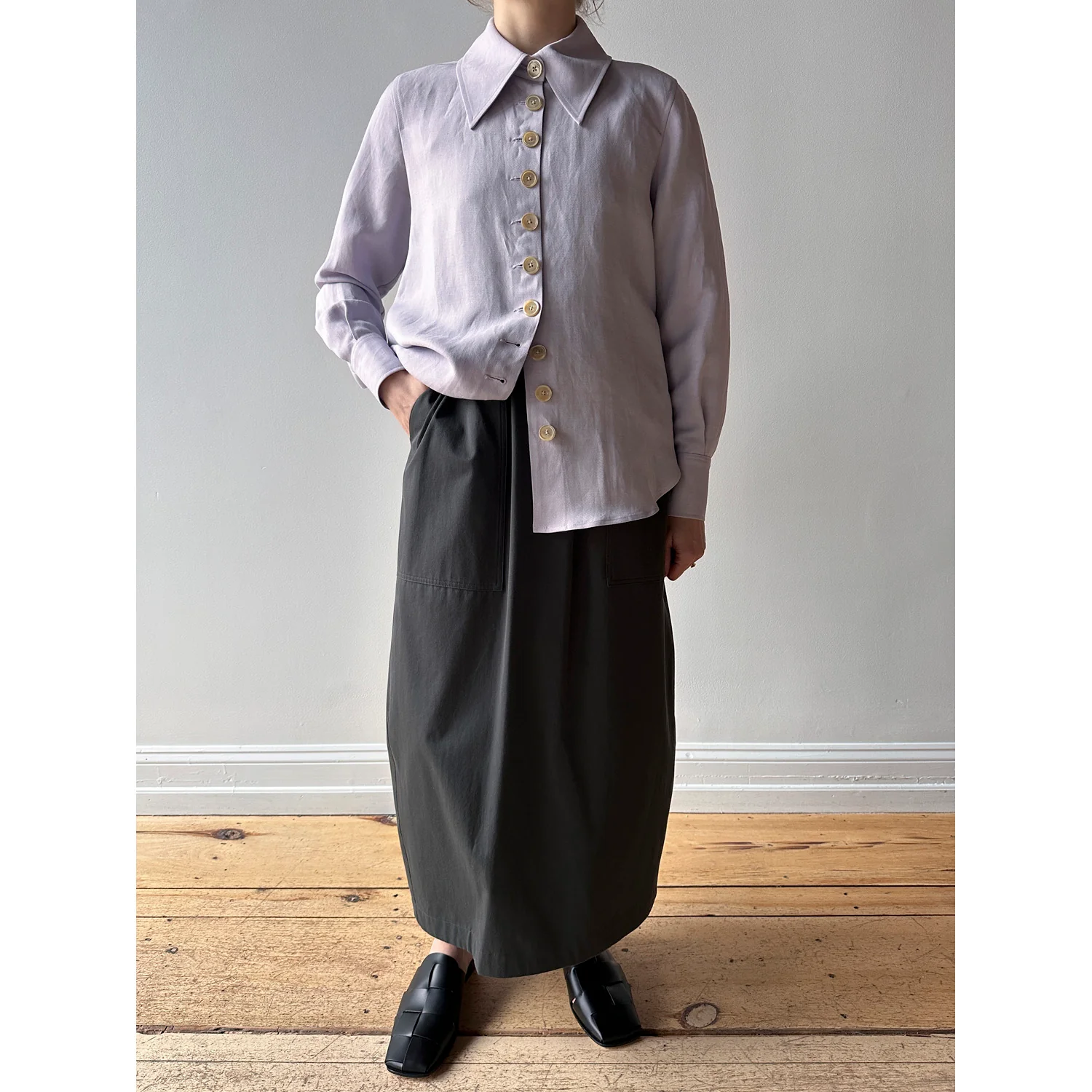 Nicholson & Nicholson Shell Skirt in Charcoal - Image 10