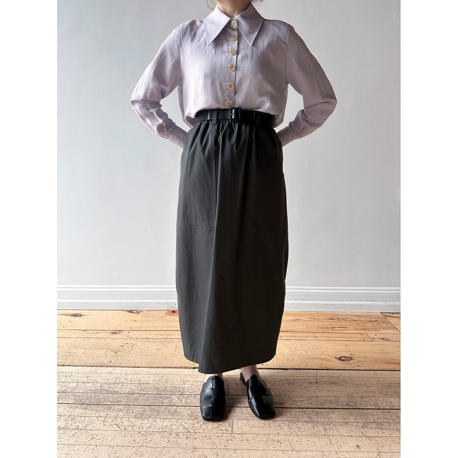 Nicholson & Nicholson Shell Skirt in Charcoal - Image 8