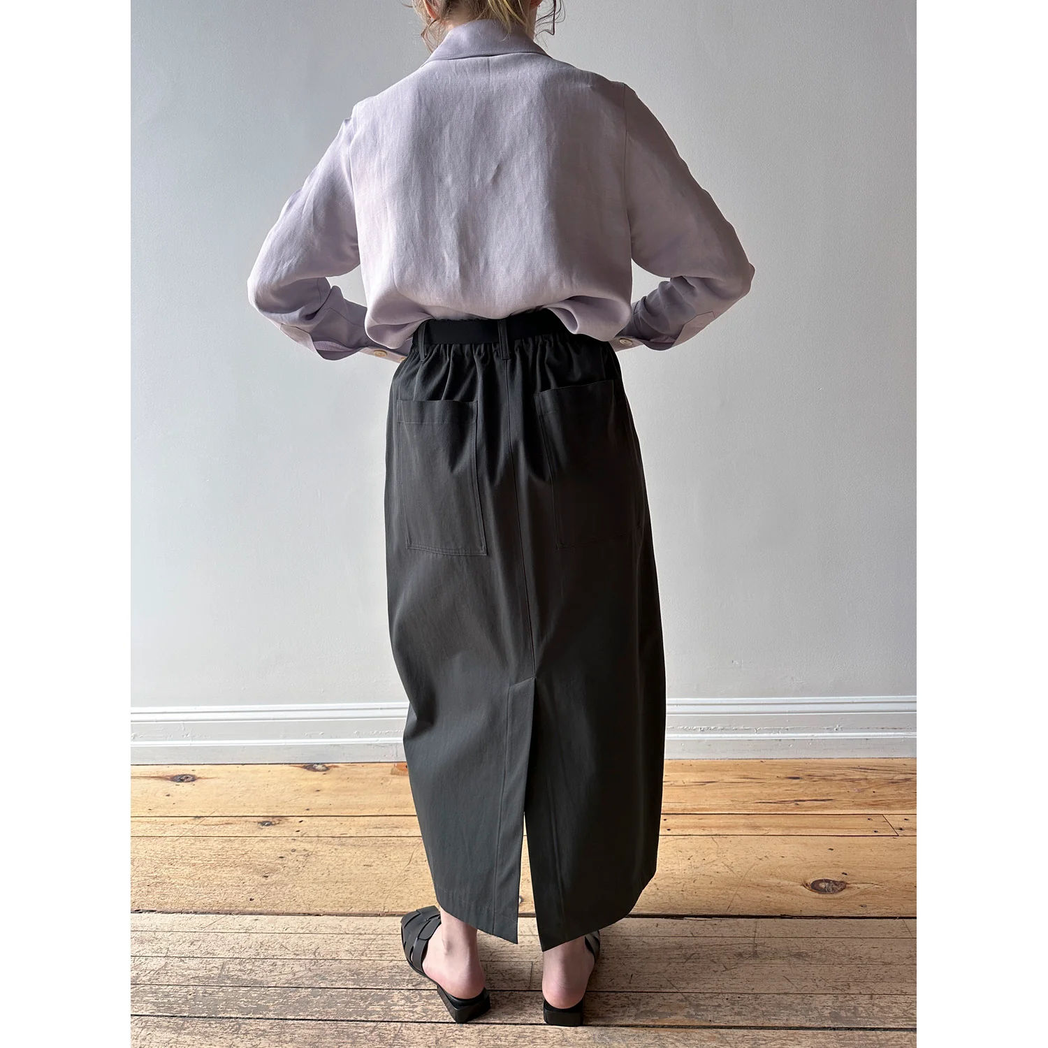 Nicholson & Nicholson Shell Skirt in Charcoal - Image 11