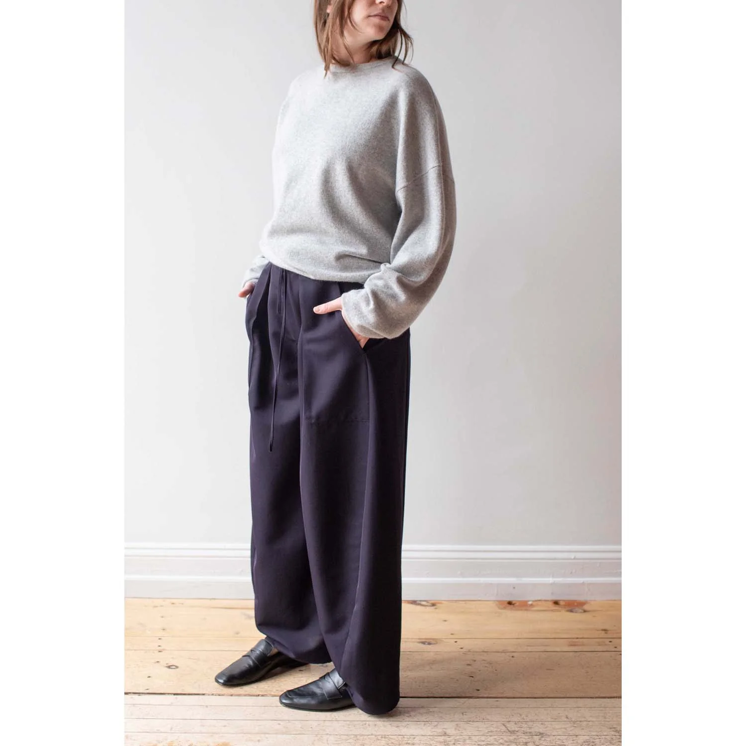 Extreme Cashmere Tes in Navy - Image 10