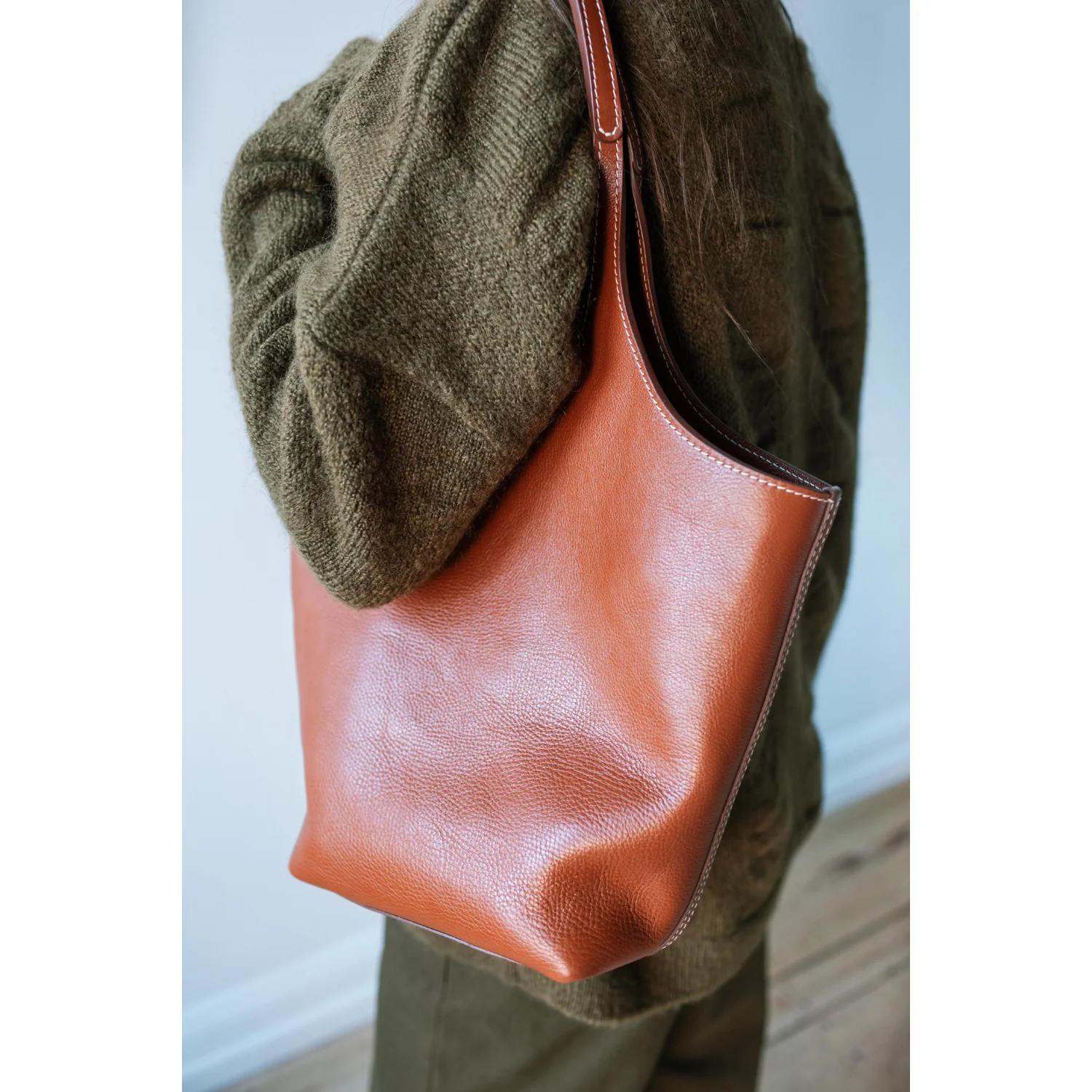 Lindquist Big Ama in Leather Brown - Image 6